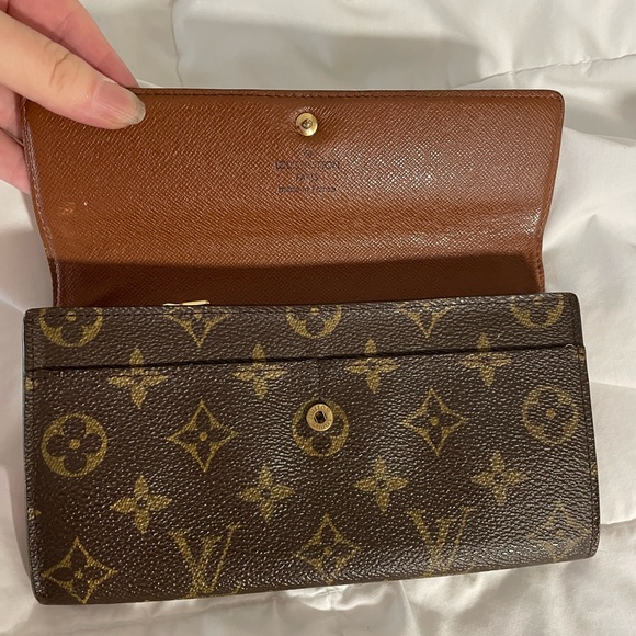 Louis Vuitton Signature Monogram Sarah Wallet - Picture 6 of 16